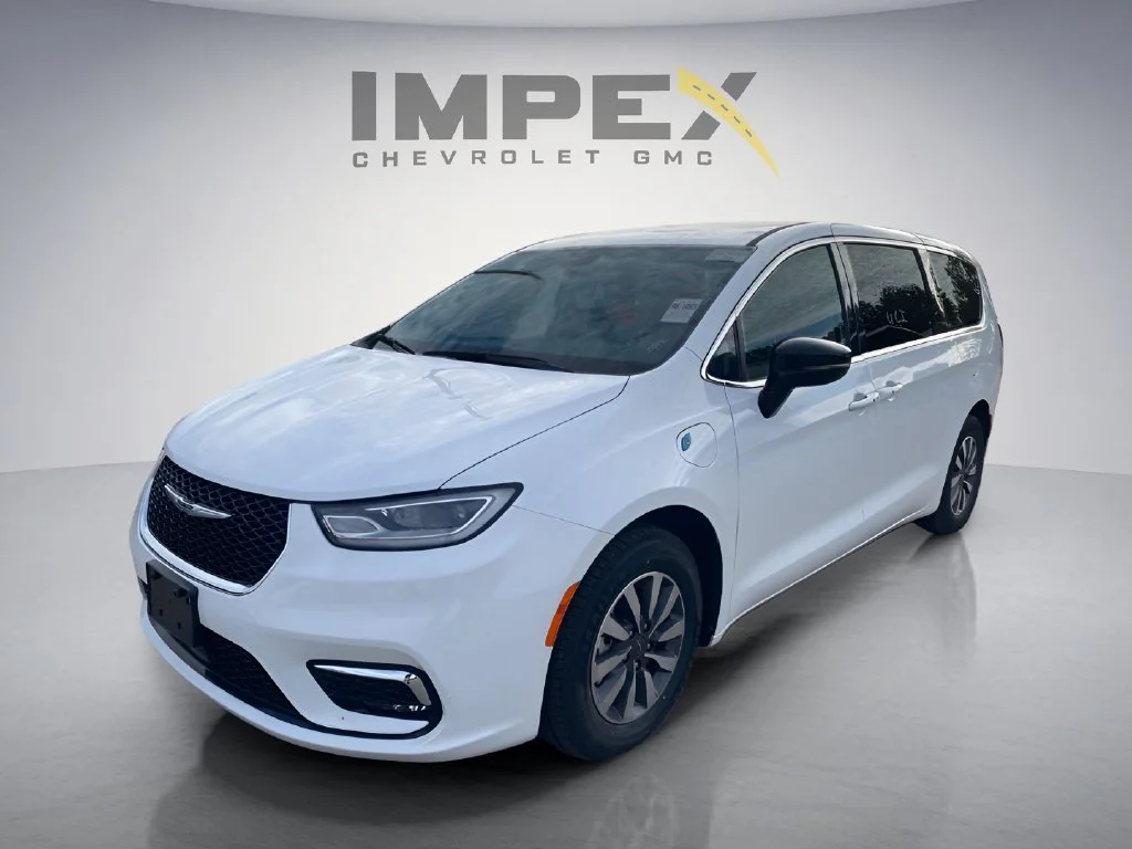 Used 2024 White Chrysler Select image 1