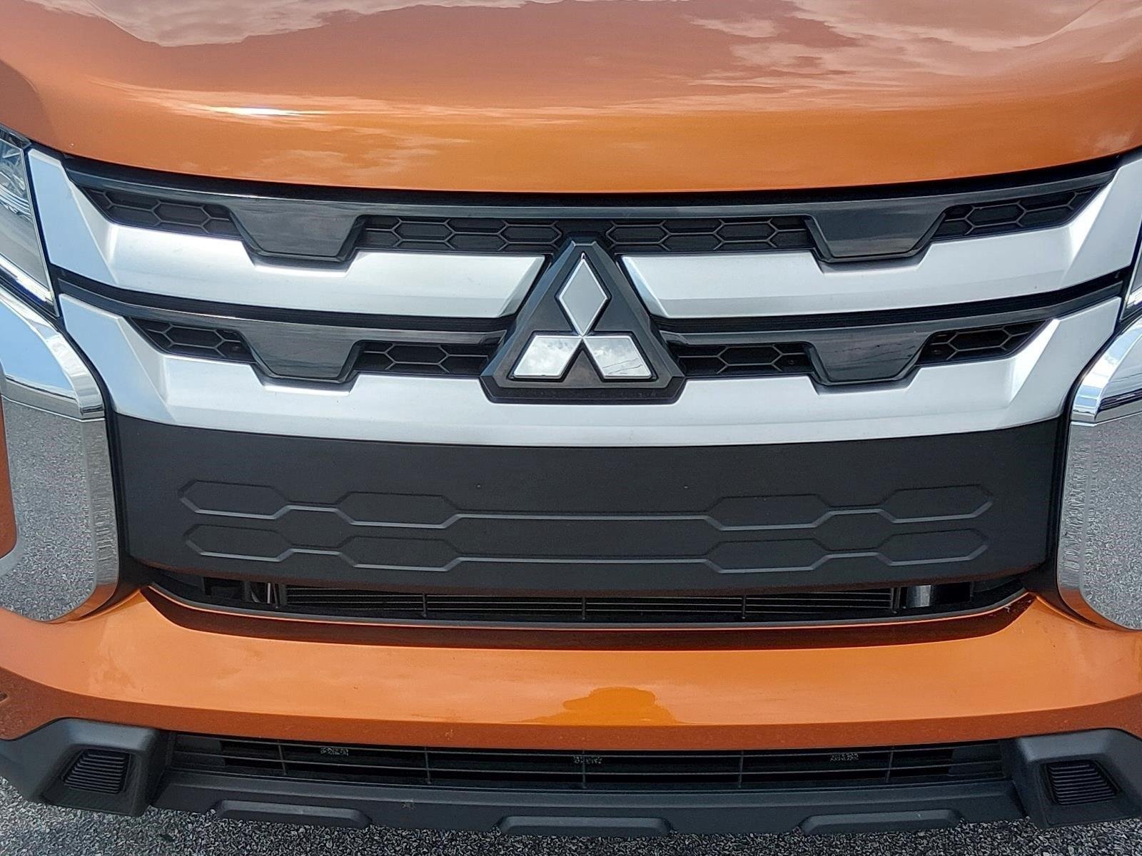 Used 2023 Sunshine Orange Metallic Mitsubishi ES image 9