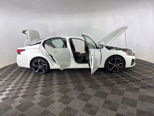 Used 2024 White Nissan 2.5 SR image 16