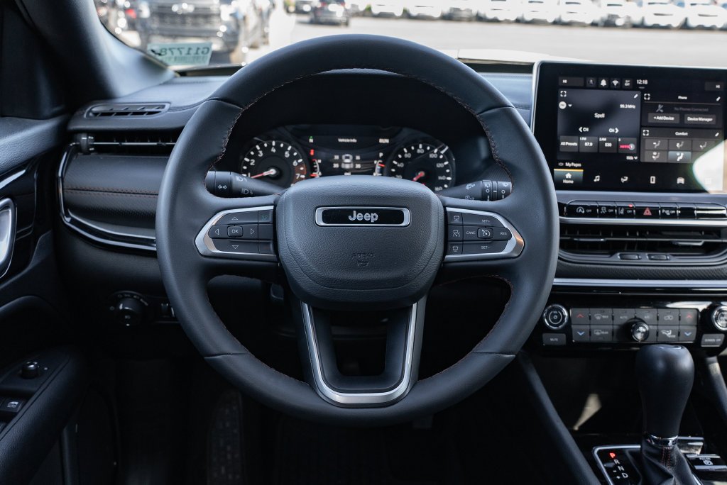 Used 2025 Diamond Black Crystal Pearlcoat Jeep Trailhawk image 12