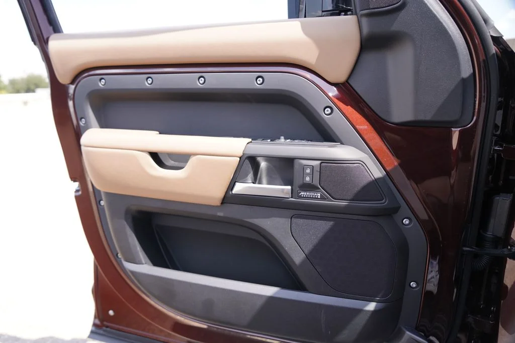 2025 Land Rover Defender X-Dynamic SE - Photo 19