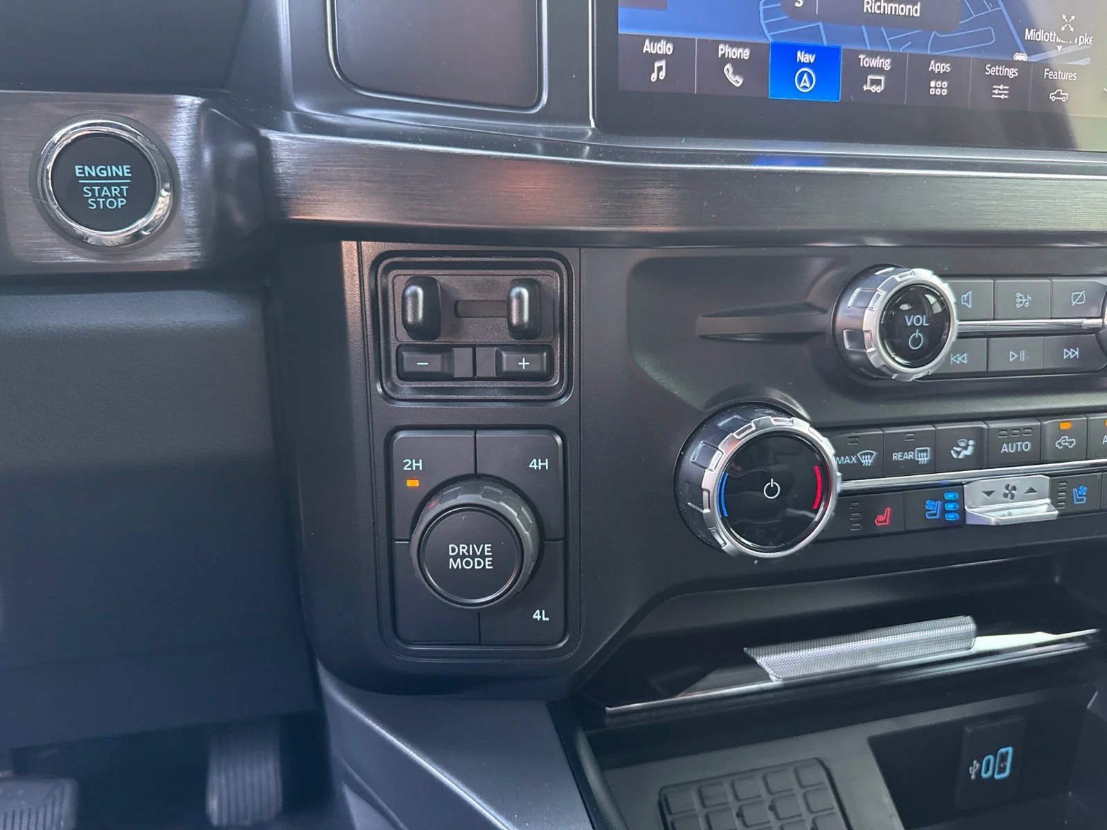 Used 2024 Carbonized Gray Metallic Ford Lariat image 22