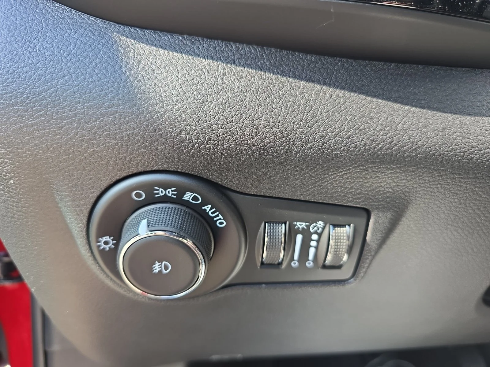 New 2026 Red Hot Pearlcoat Jeep Latitude Altitude image 24