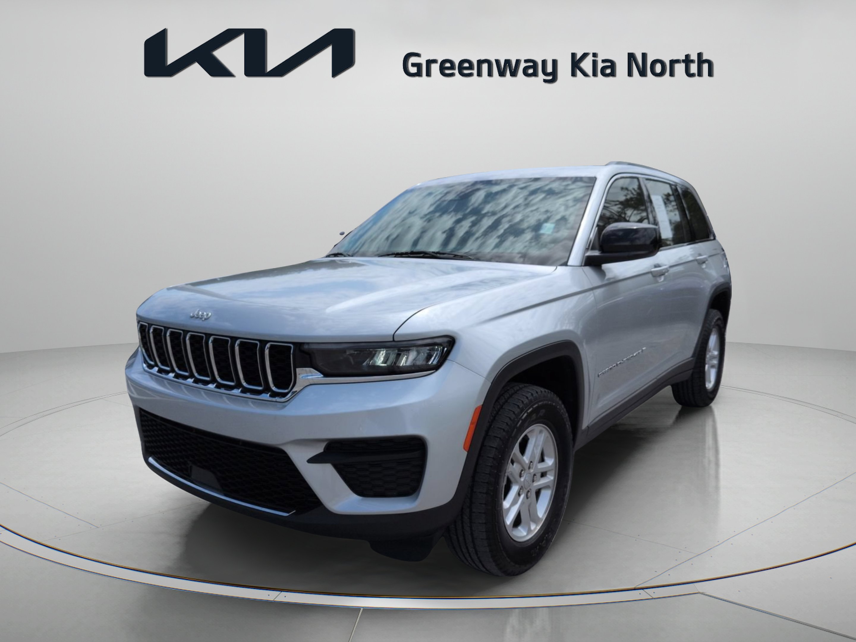 Used 2025 Silver Zynith Jeep Laredo image 4