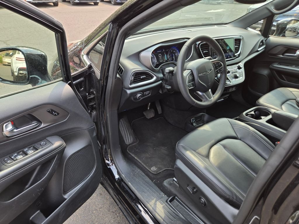 Used 2025 Diamond Black Crystal Pearlcoat Chrysler Select image 19
