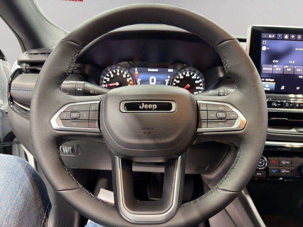 New 2026 Bright White Clear-Coat Exterior Paint Jeep Latitude Altitude image 24