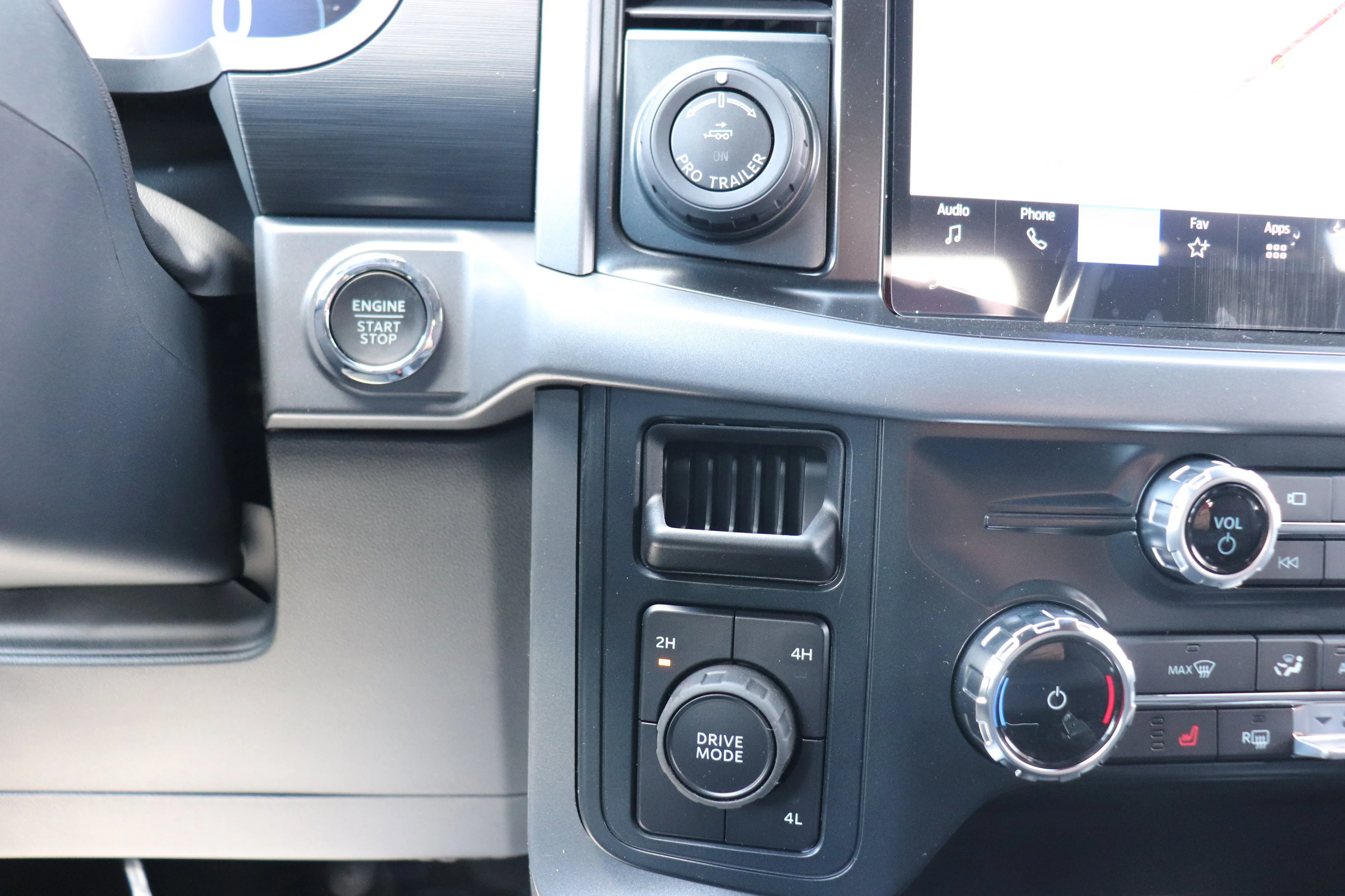 New 2026 OXFORD WHITE Ford XLT image 15