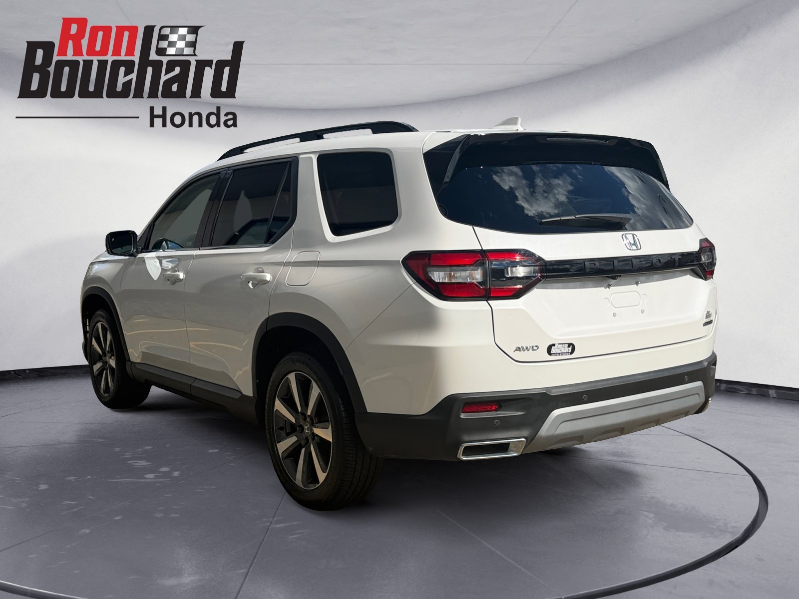 Certified Used 2025 Platinum White Pearl Honda Touring image 4