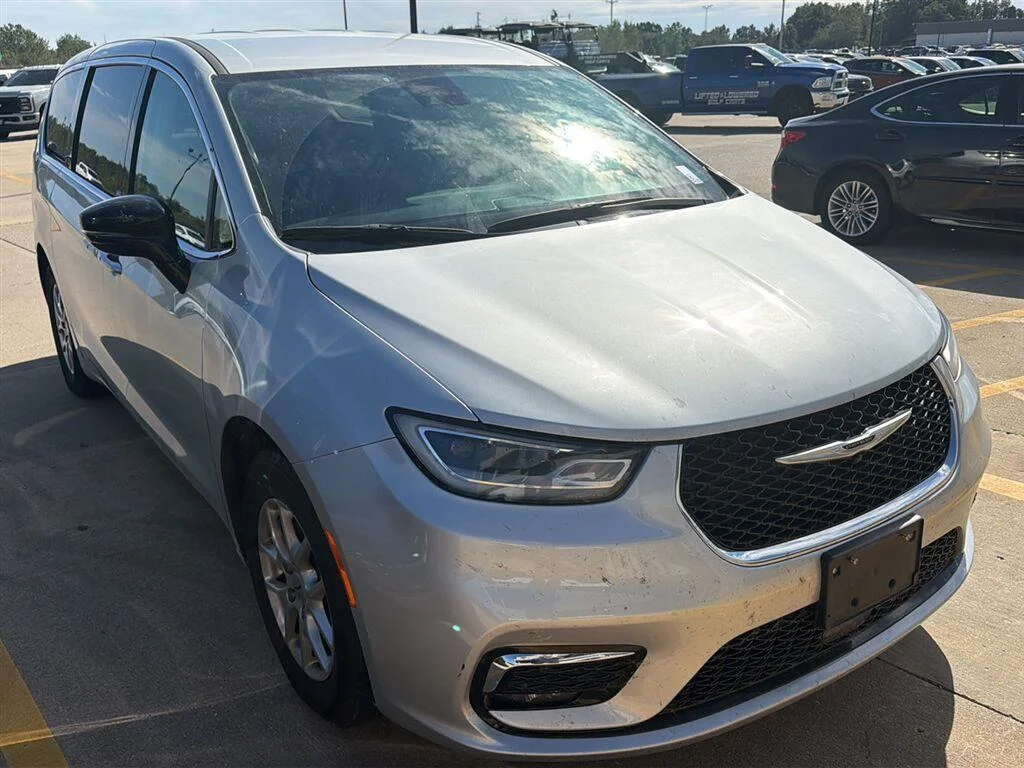 Used 2024 Silver Mist Clearcoat Chrysler Touring L image 2