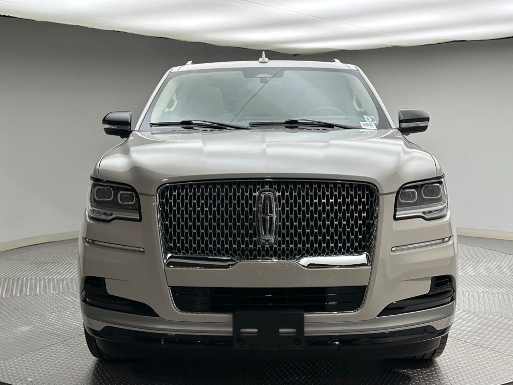 Used 2023 Pearl Metallic Lincoln Reserve image 8