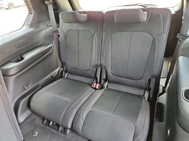 New 2026 Diamond Black Crystal Pearl-Coat Exterior Paint Jeep Laredo image 13