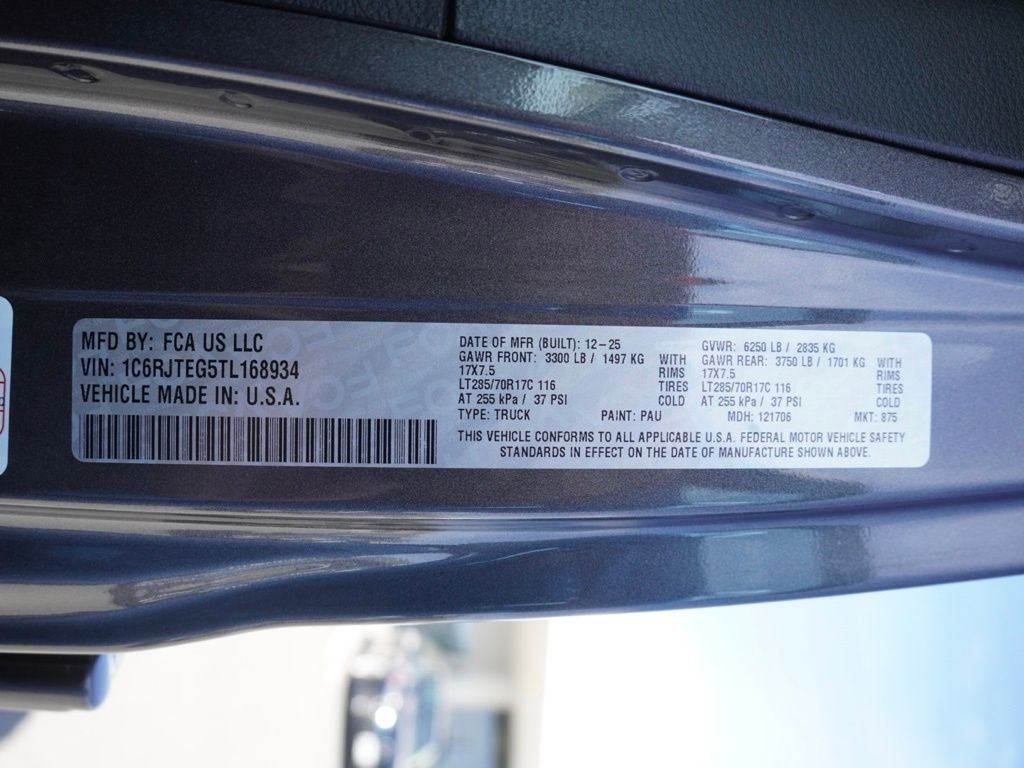 New 2026 Granite Crystal Metallic Clear-Coat Exterior Paint Jeep Mojave image 28