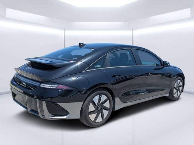 Used 2023 Black Hyundai SE image 3