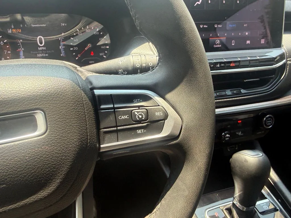 Used 2022 White Jeep Latitude image 16