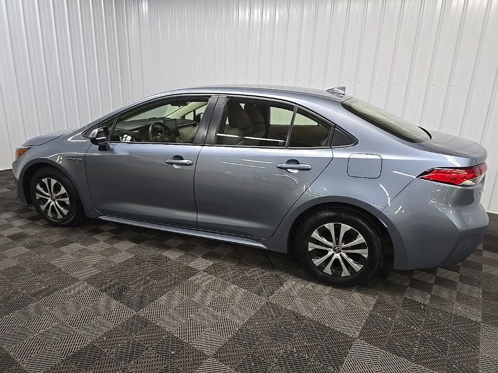 Used 2021  Toyota LE image 4