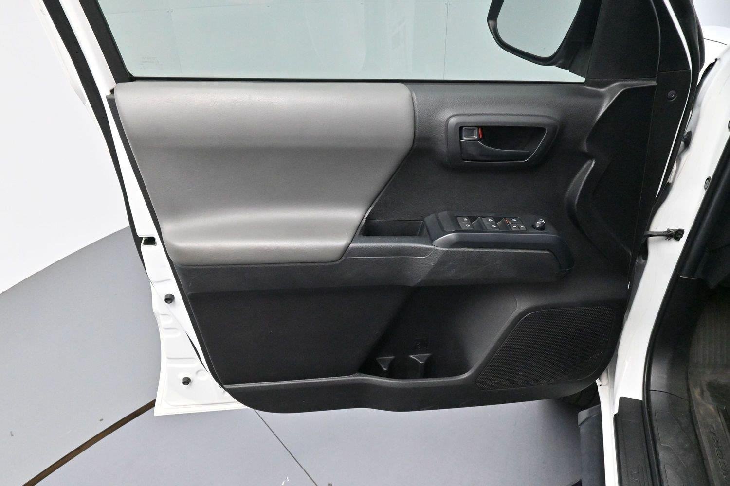 Used 2022 White Toyota SR V6 image 10