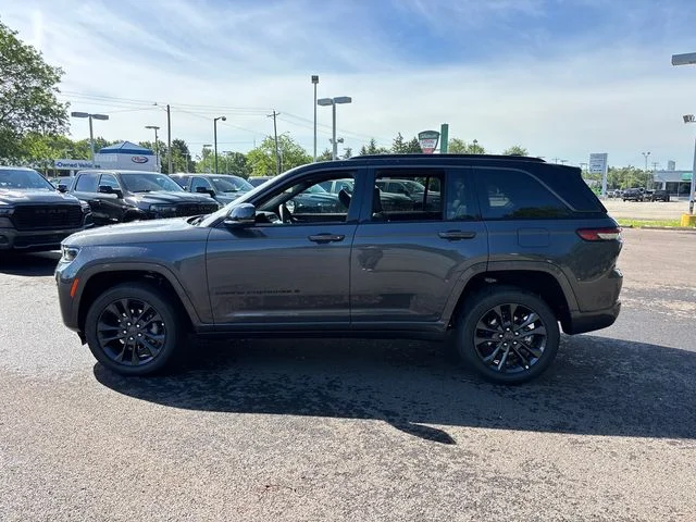 New 2026 Baltic Gray Metallic Clear-Coat Exterior Paint Jeep Limited Reserve image 3