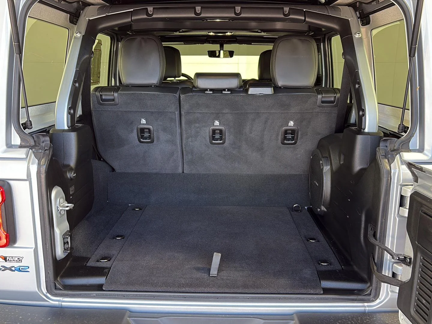 Used 2023 Silver Zynith Clearcoat Jeep Rubicon image 9