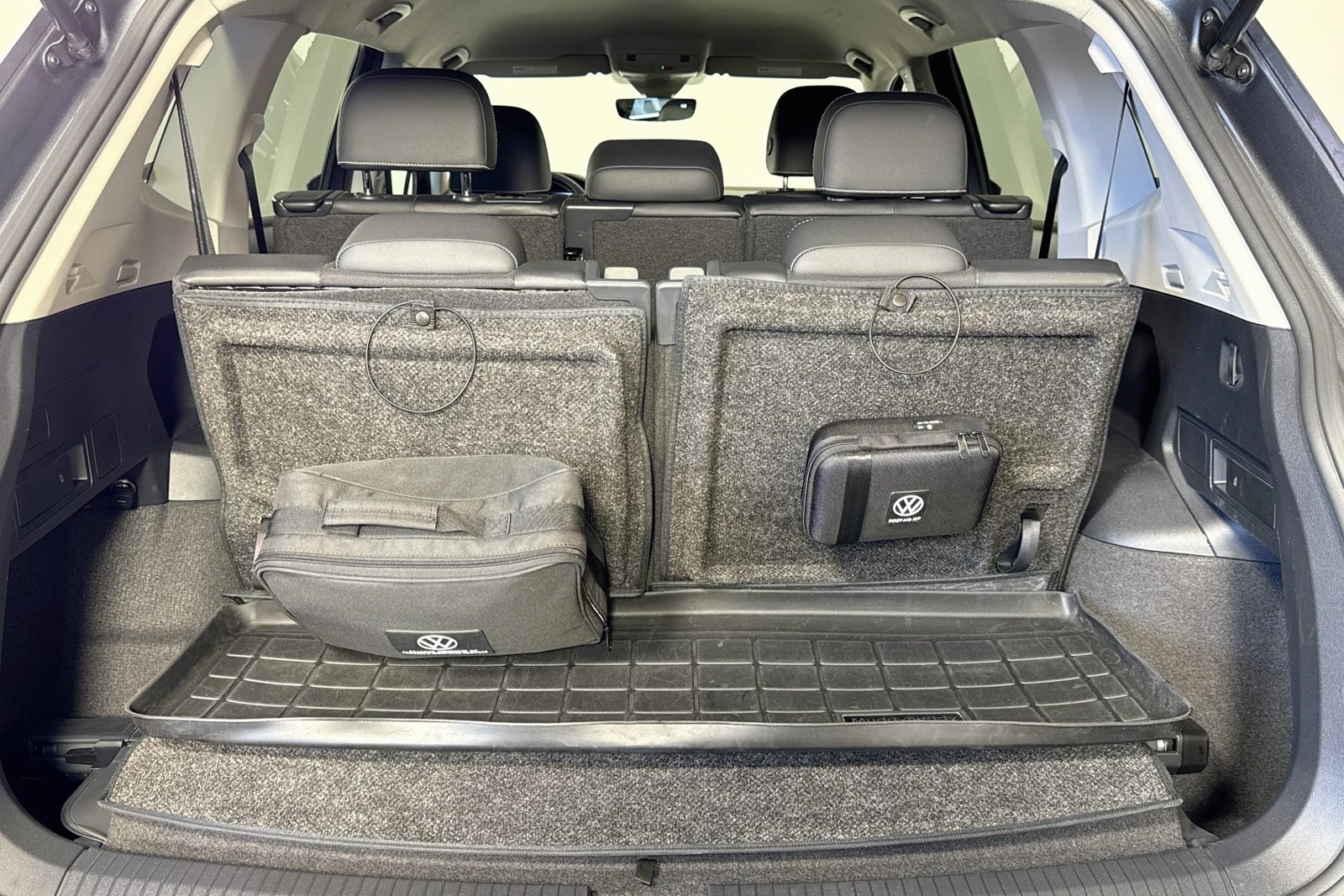 Used 2023 Platinum Gray Metallic Volkswagen SE image 24