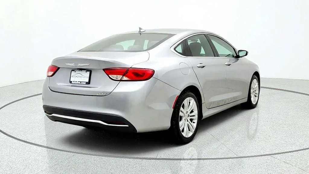 Used 2015 Billet Silver Metallic Clearcoat Chrysler 4dr Sedan Limited FWD image 5