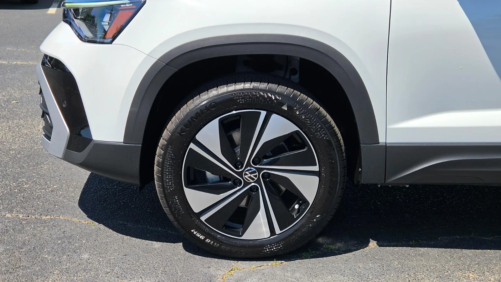 New 2026 Pure White Volkswagen SE image 15