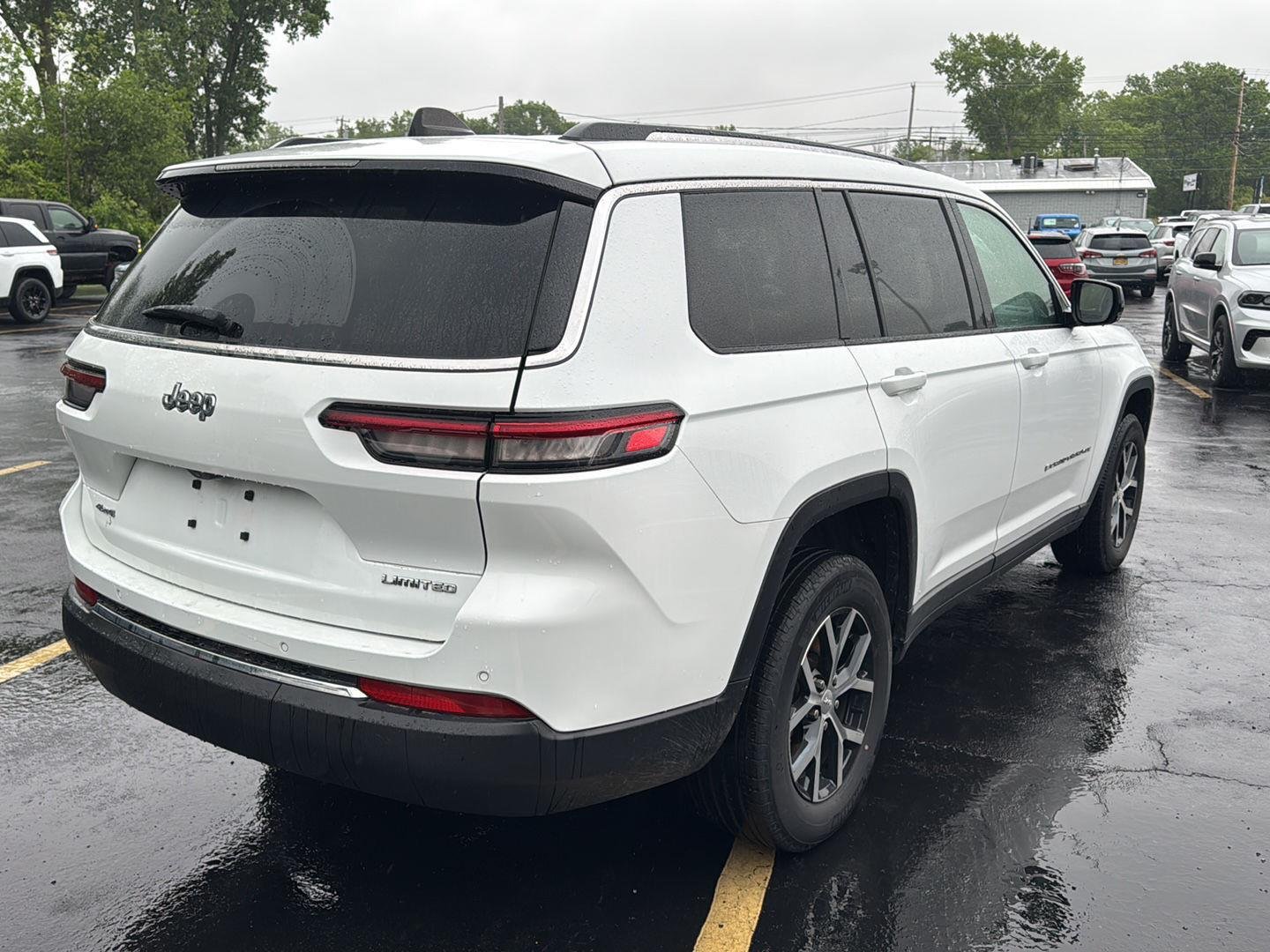 Used 2023  Jeep Limited image 6