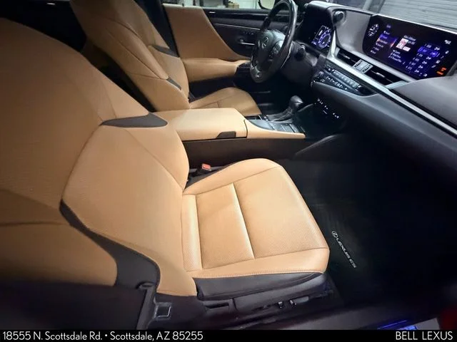 Used 2019 Red Lexus 300h image 12