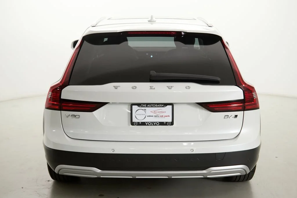 Certified Used 2025 Crystal White Volvo Plus image 8