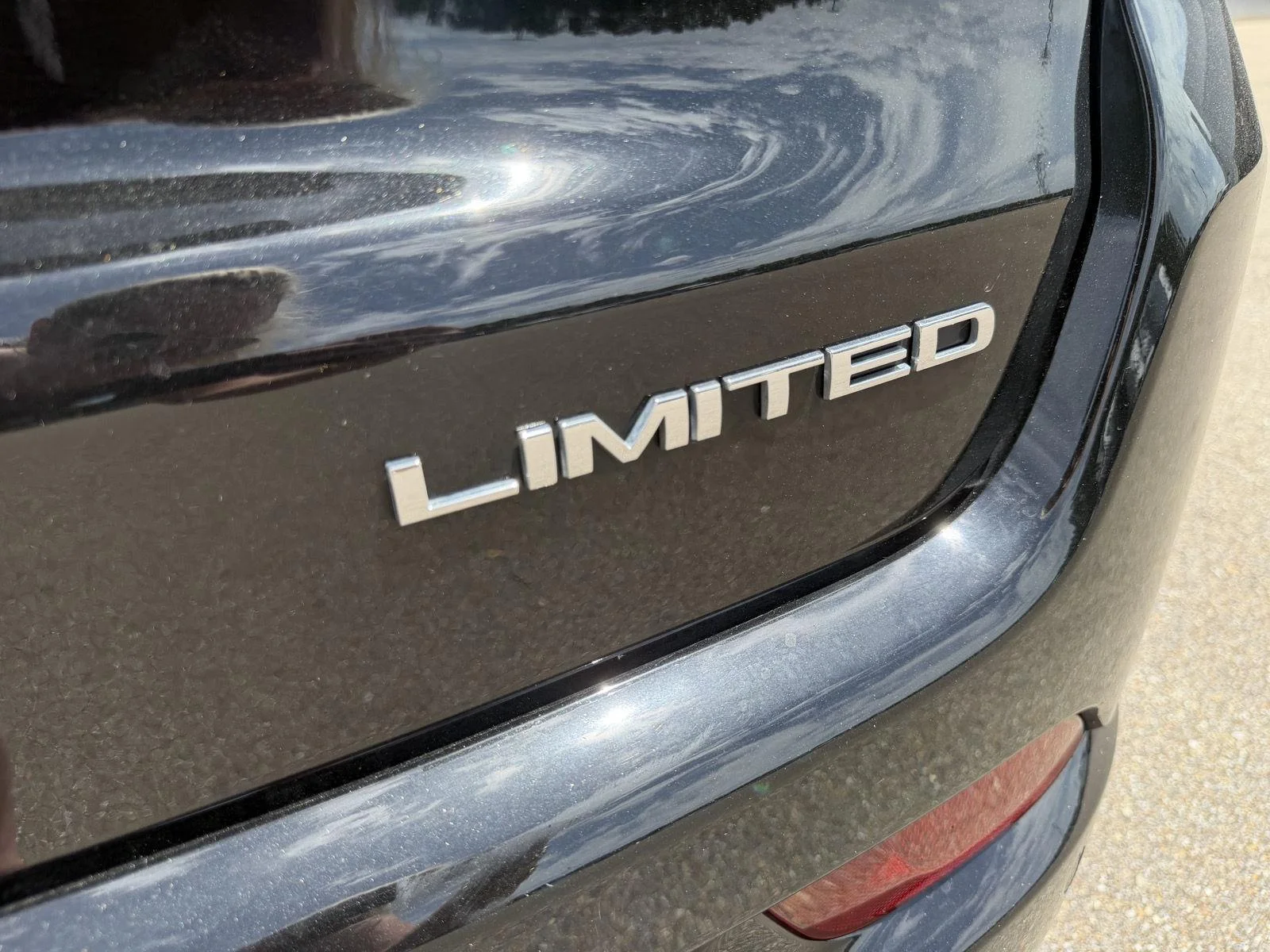 Used 2025 Diamond Black Crystal Pearlcoat Jeep Limited image 25