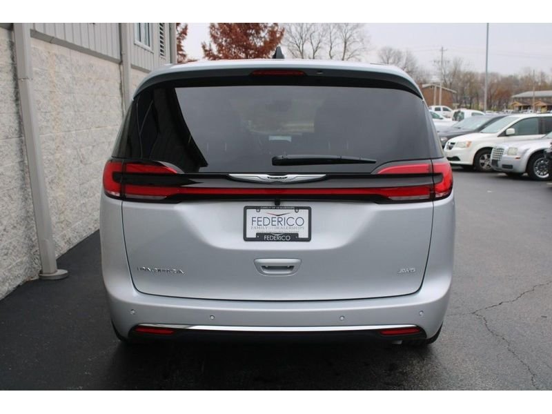 New 2026 Silver Mist Clear-Coat Exterior Paint Chrysler Select AWD image 4