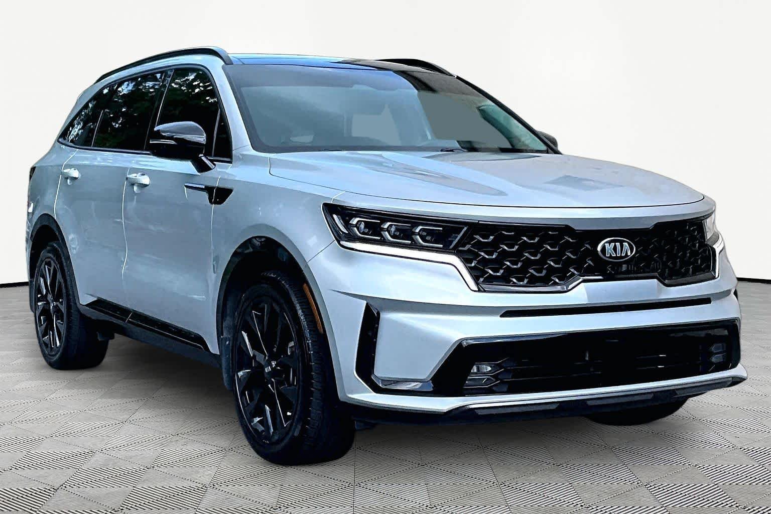 Used 2021 Sparkling Silver Kia SX image 3