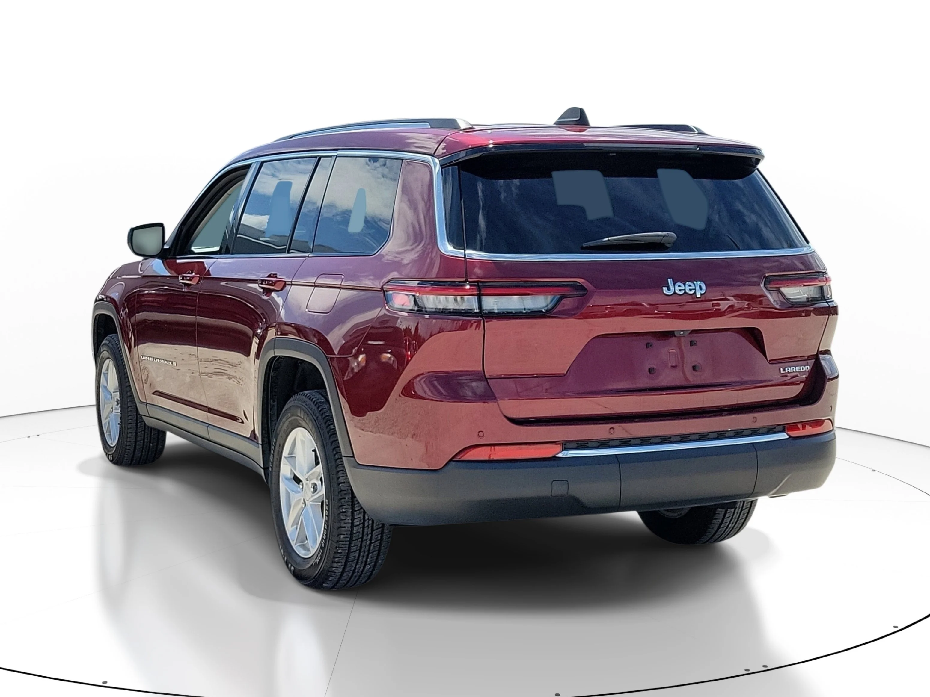 Used 2023 Velvet Red Pearlcoat Jeep Laredo image 4