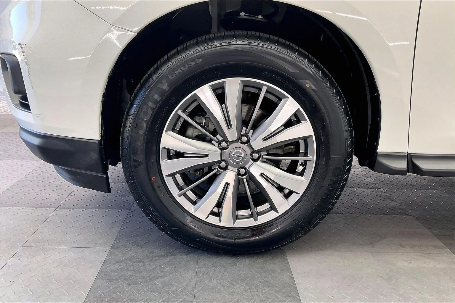 Used 2020 Glacier White Nissan SL image 8