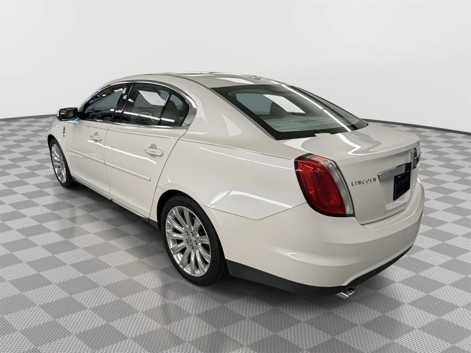 Used 2011 White Platinum Metallic Tri-Coat Lincoln Base image 9