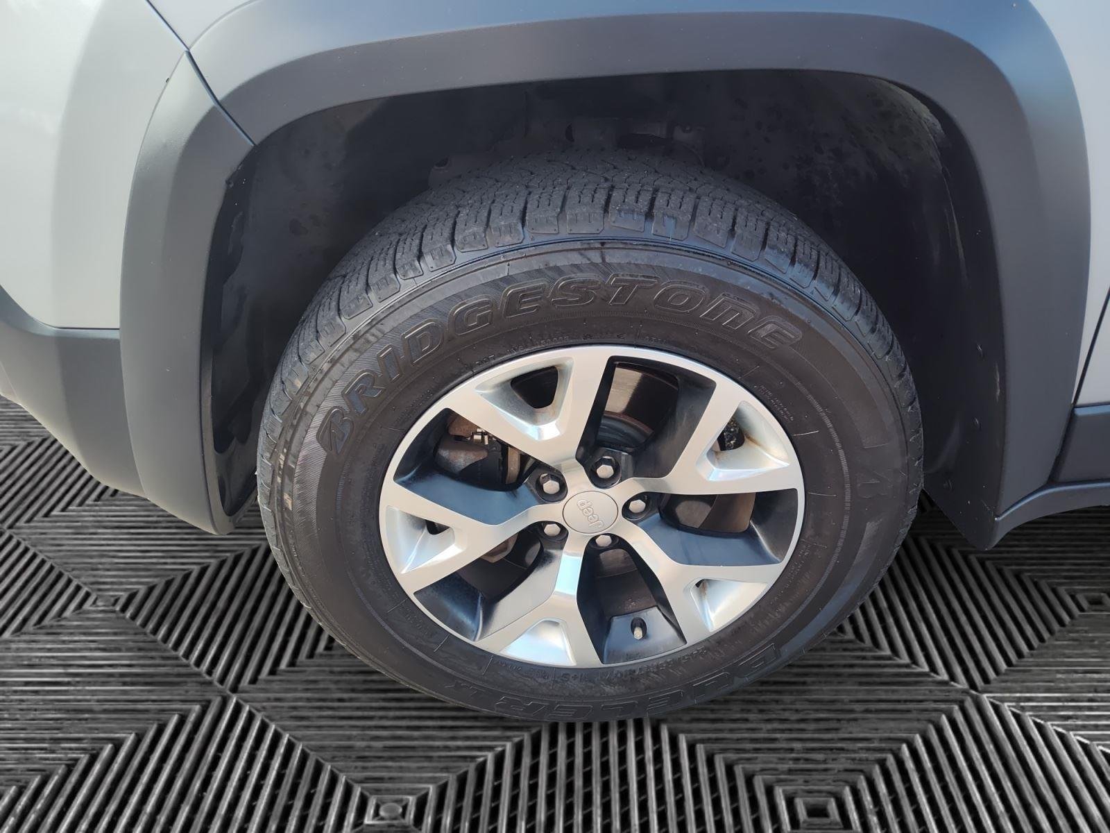 Used 2018 Billet Silver Metallic Clearcoat Jeep Trailhawk image 14