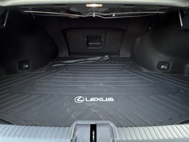 2025 Lexus ES 350 - Photo 28