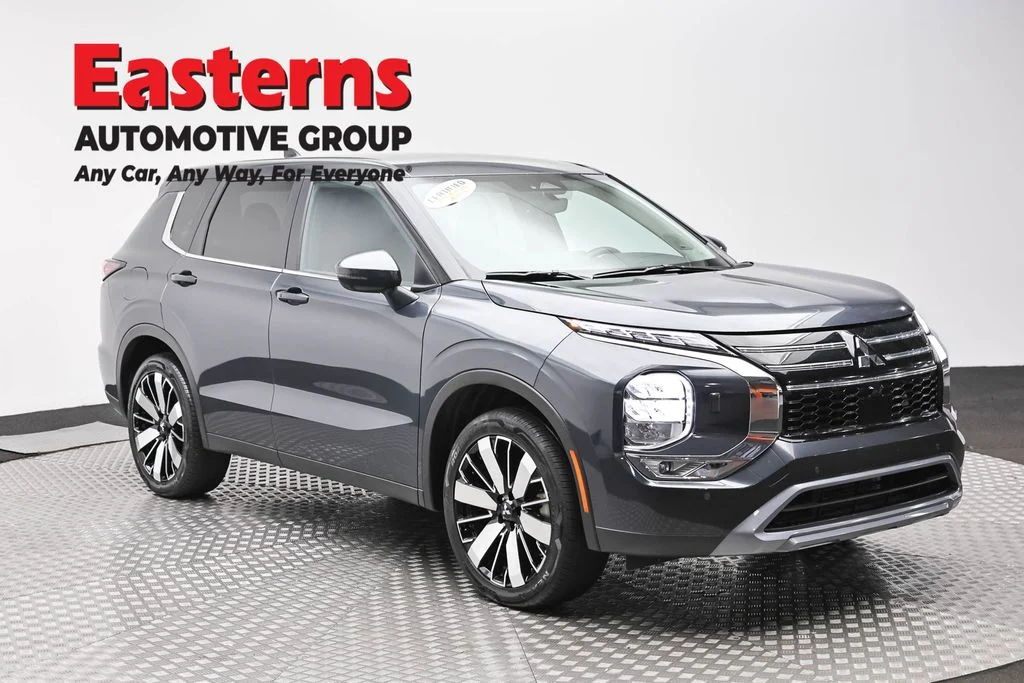 Used 2025 Gray Mitsubishi SE image 3