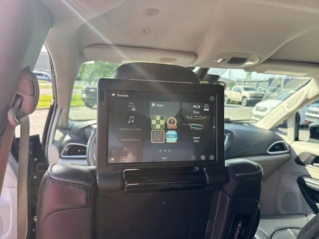 Used 2018 Black Chrysler Limited image 27