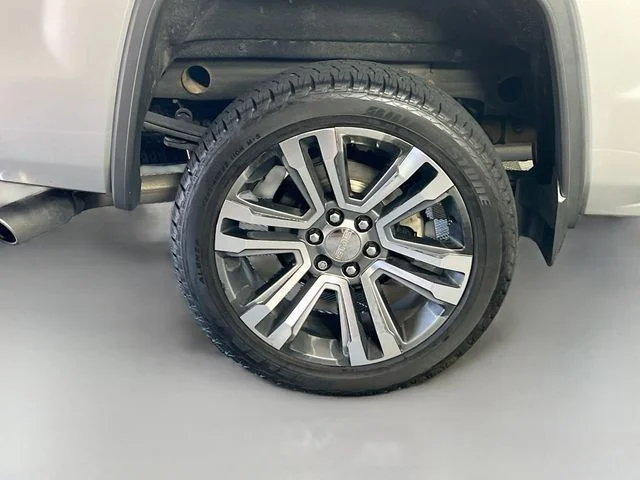 Used 2018 Silver GMC Denali image 38