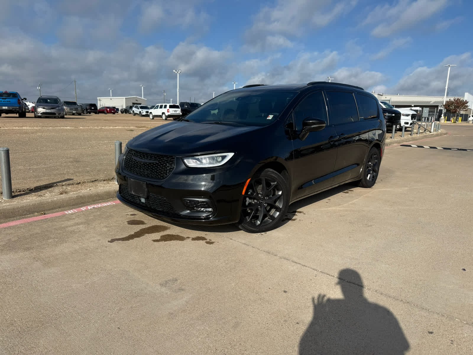 Used 2022 Brilliant Black Crystal Pearlcoat Chrysler Touring L image 2