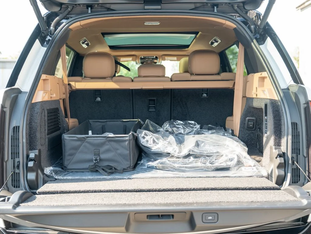 New 2026 Fuji White Land Rover SE image 25