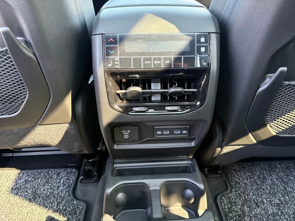 New 2026 Bright White Clear-Coat Exterior Paint Jeep  image 27