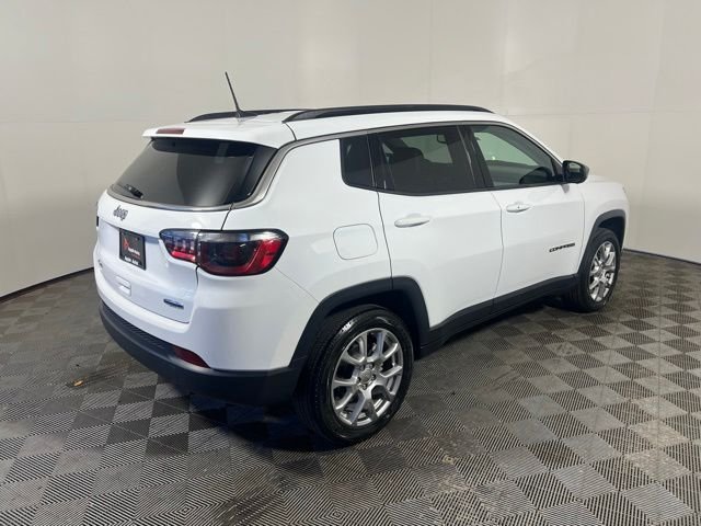 Certified Used 2022 White Jeep Latitude Lux image 10