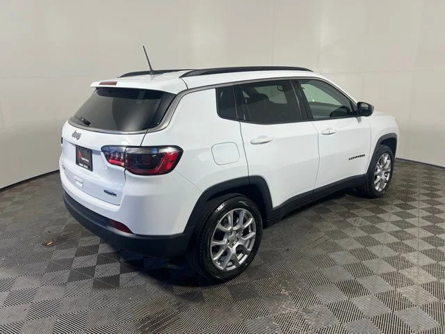 Certified Used 2022 White Jeep Latitude Lux image 10