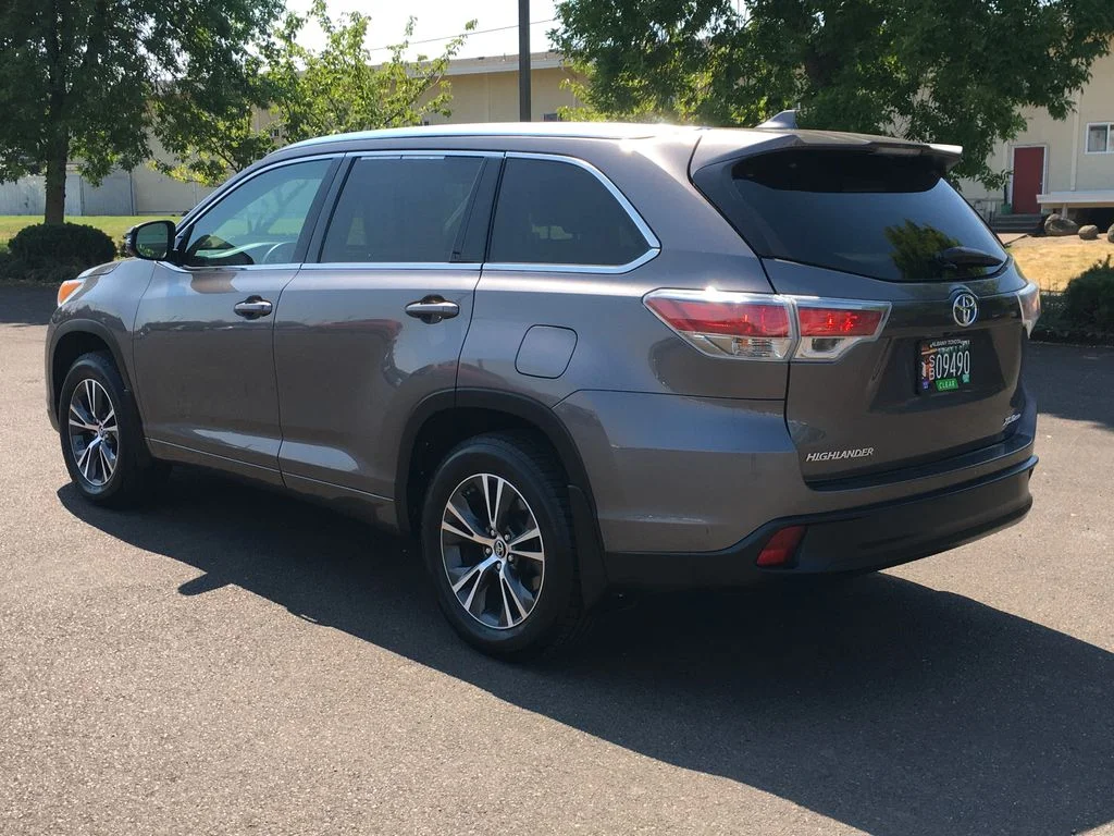 Used 2016 Gray Toyota XLE V6 image 4