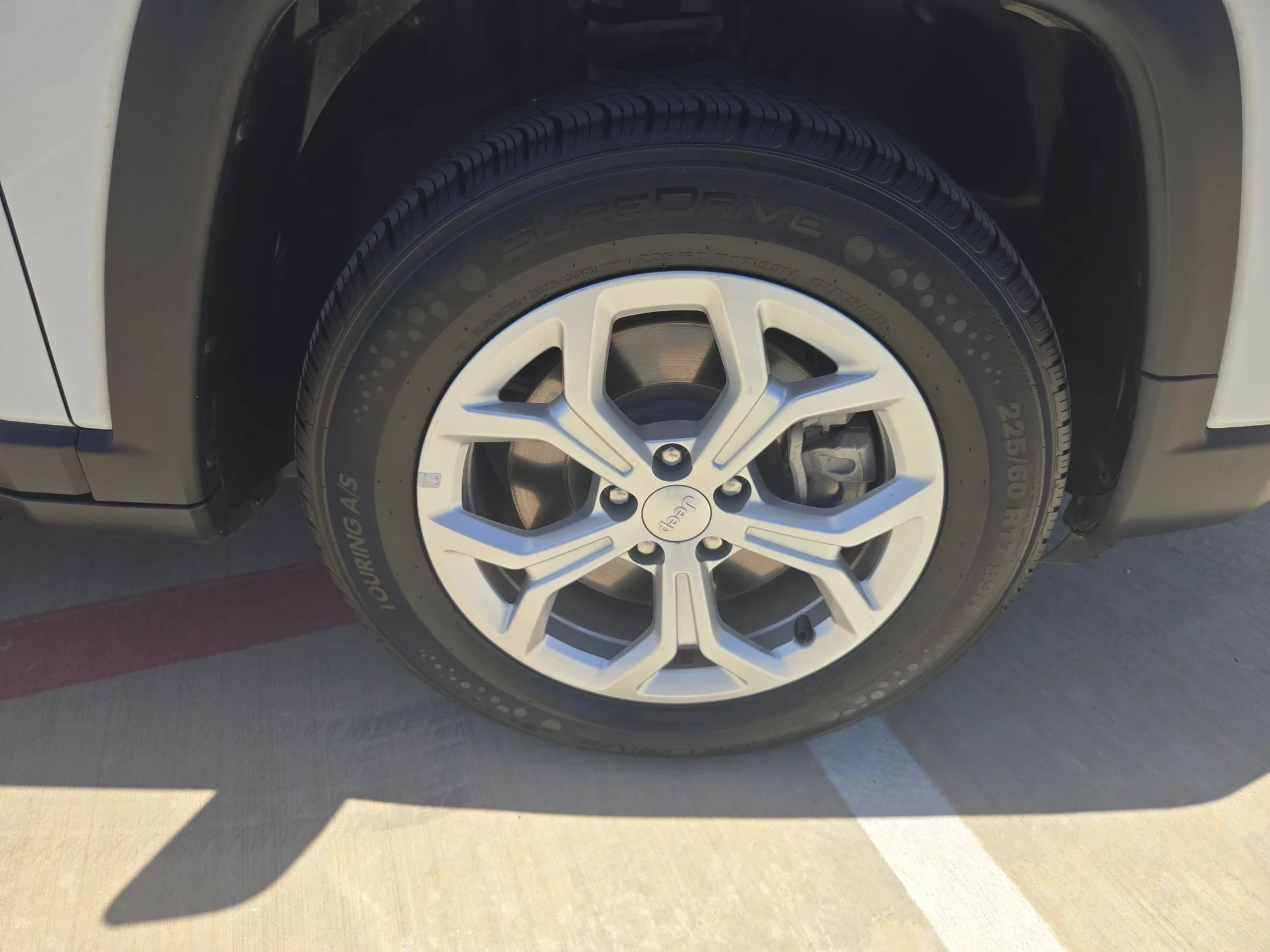 Used 2024 White Jeep Latitude image 27