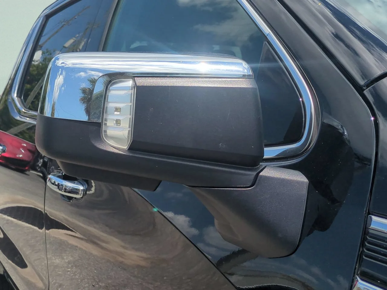 Used 2025 Onyx Black GMC SLT image 28