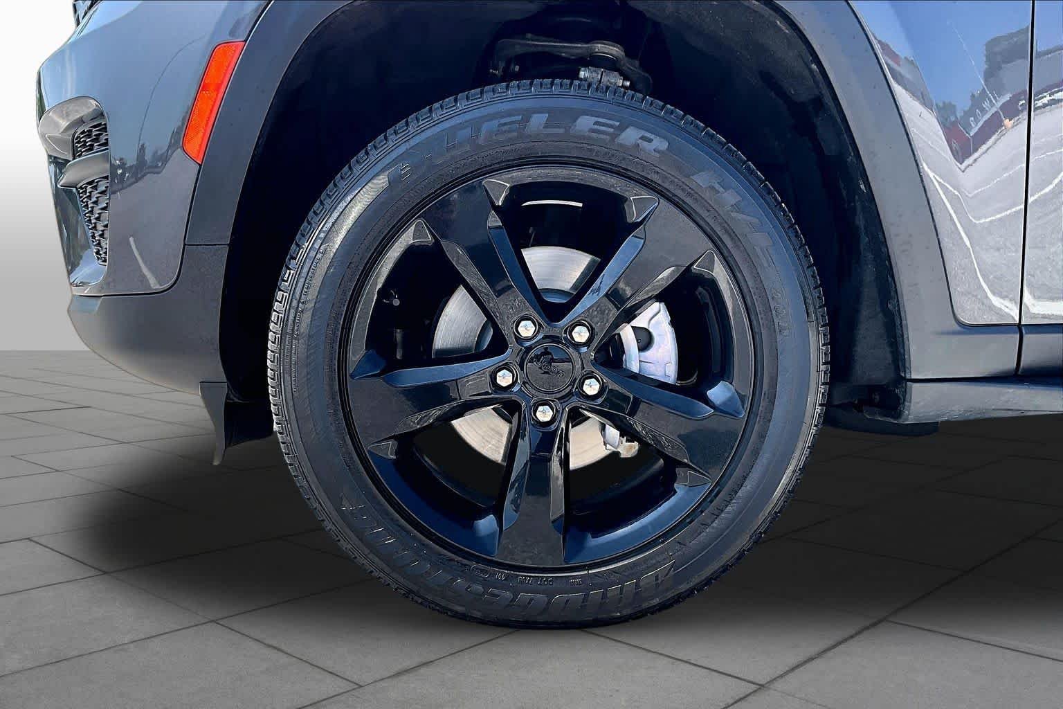 Used 2023 Baltic Gray Metallic Clearcoat Jeep Altitude image 11