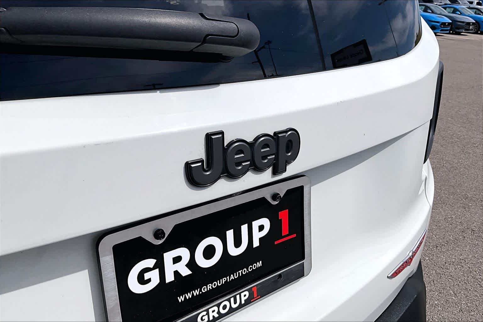 Used 2017 Alpine White Jeep Trailhawk image 10