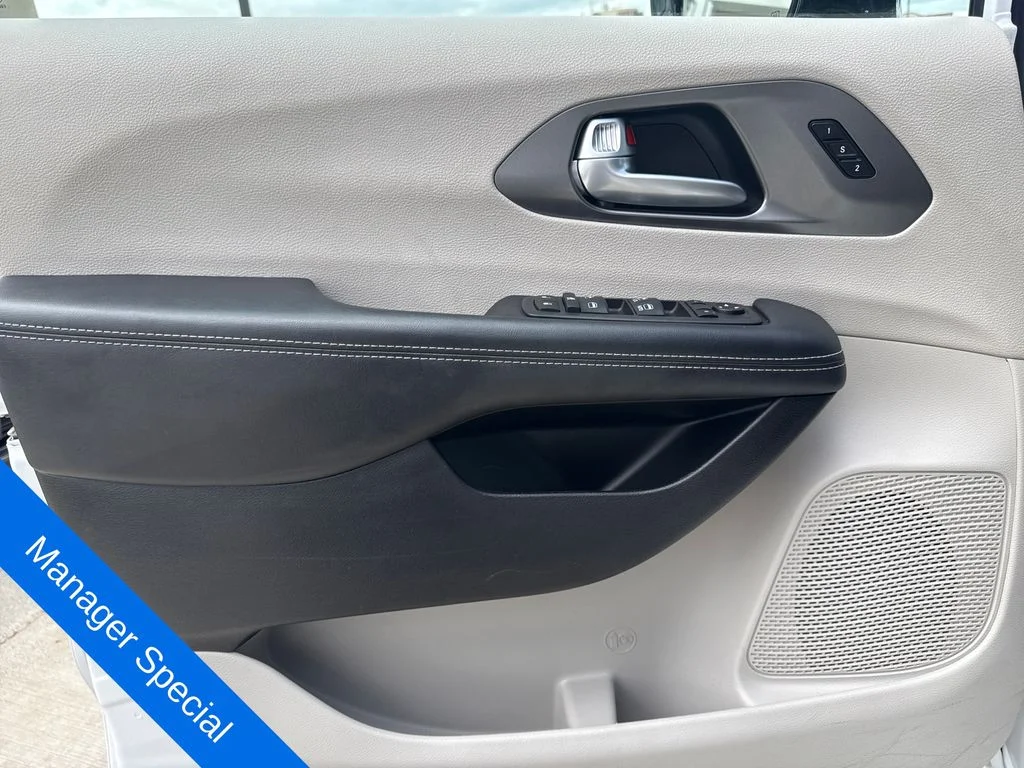 2024 Chrysler Pacifica Touring L - Photo 11